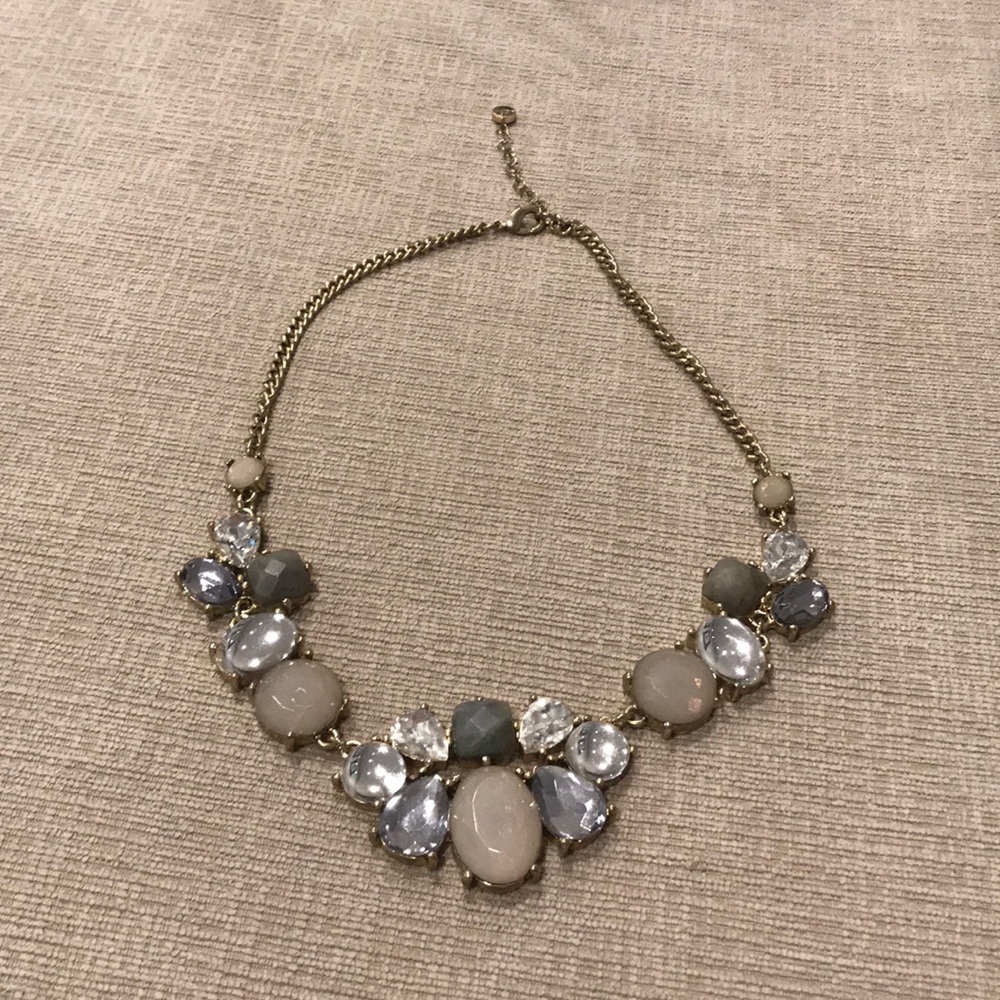 Light purple/gray statement necklace